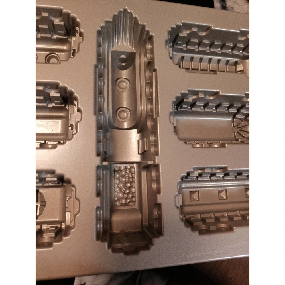 Williams Sonoma Nordic Express Train 6 Cars Cake Cakelet Bakeware Pan Made USA